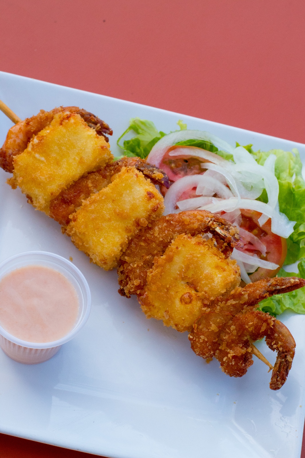Espetinho de camarão empanado e queijo coalho com salada e molho rosé