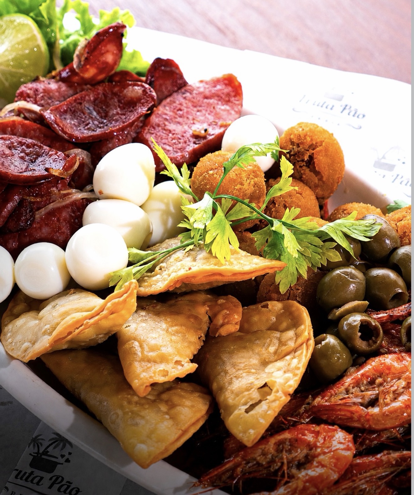 Porção mista com calabresa, ovos de codorna, bolinhos empanados, pastéis, azeitonas e camarão