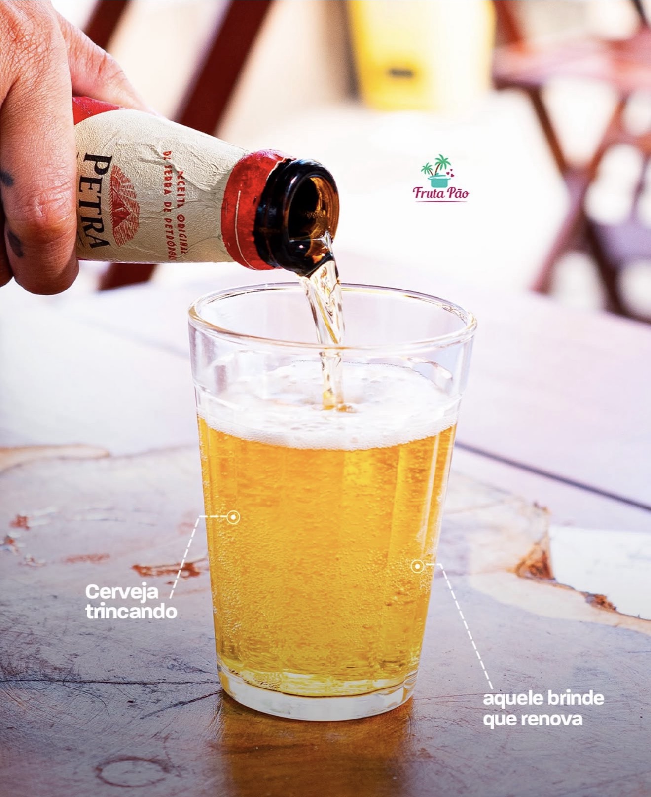 Cerveja Petra sendo servida gelada em copo, com espuma no topo